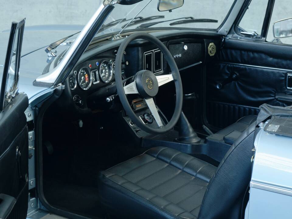 Image 30/50 of MG MGB (1976)