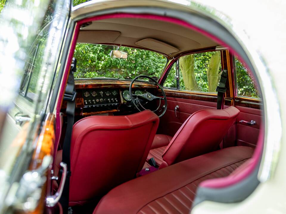 Image 36/50 de Jaguar Mk II 2.4 (1967)