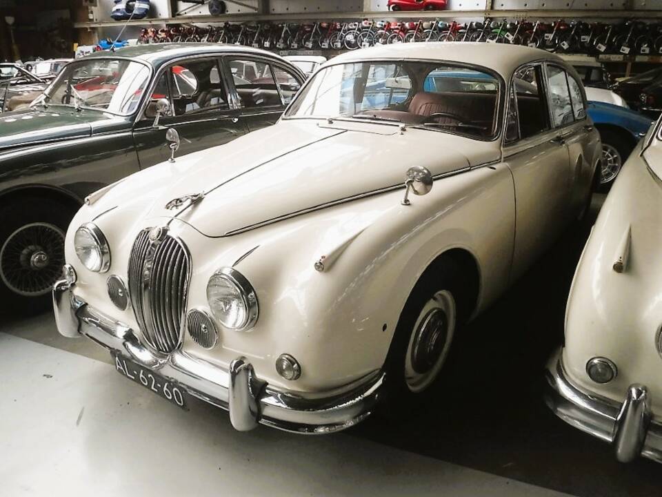 Image 2/35 of Jaguar Mk II 2.4 (1961)