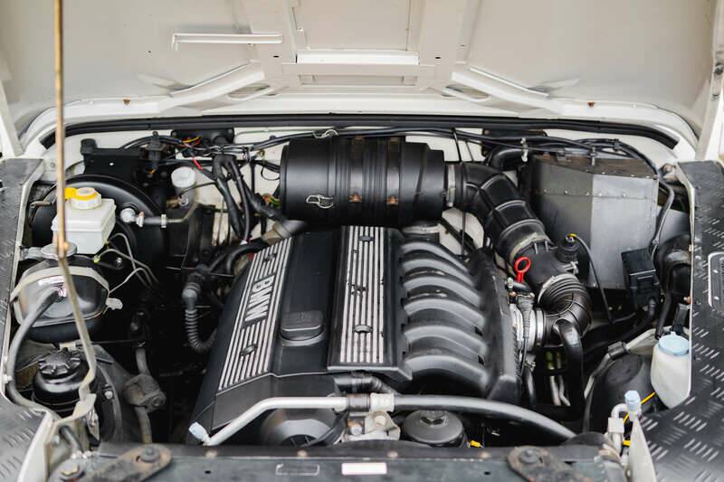 Image 3/41 of Land Rover Defender 90 "50th Anniversary" (1999)