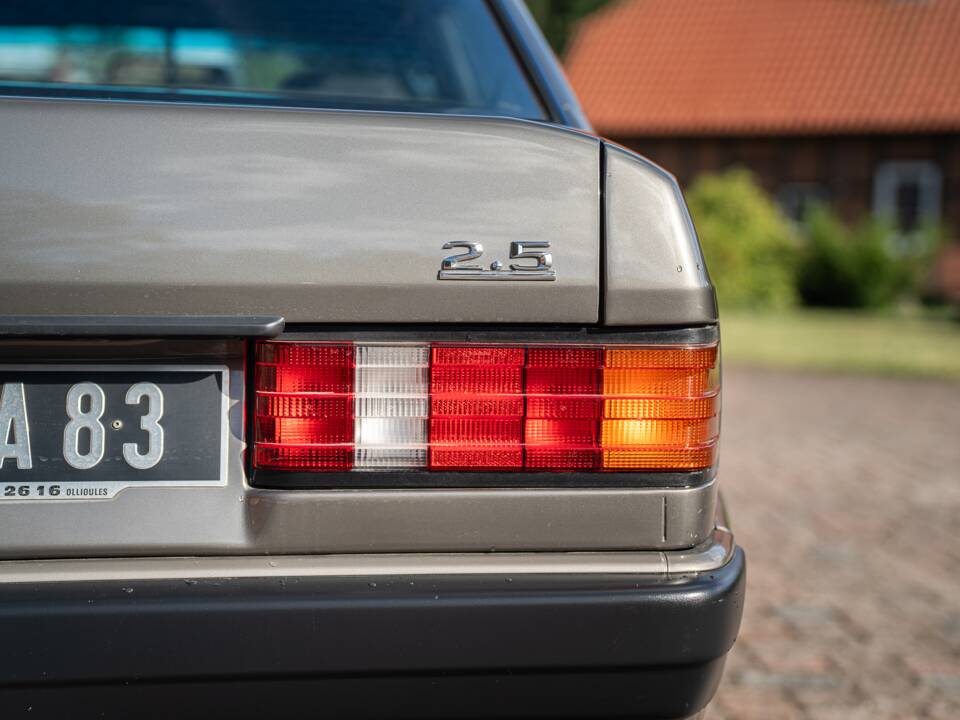 Immagine 14/73 di Mercedes-Benz 190 D 2.5 (1990)