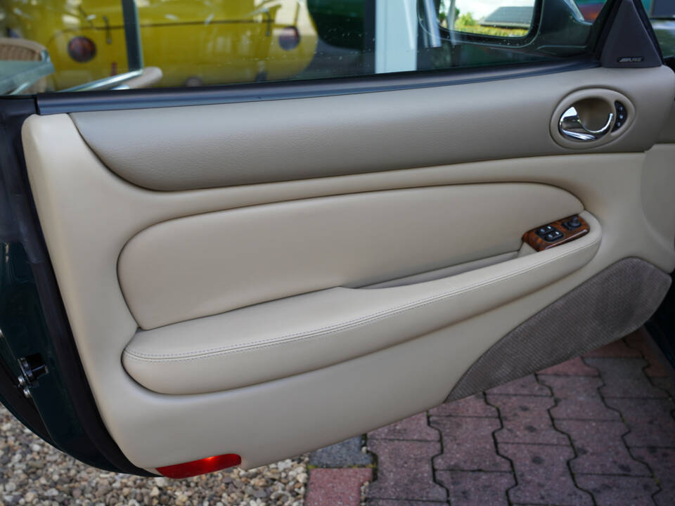 Image 37/50 of Jaguar XKR (2001)