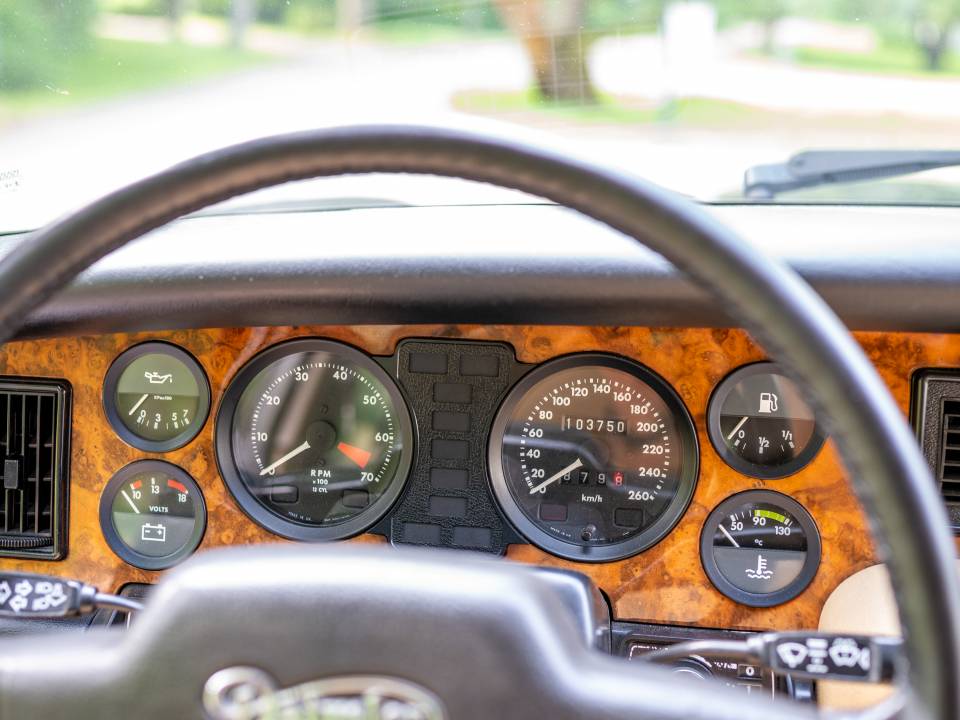 Image 30/42 of Daimler Double Six (1989)