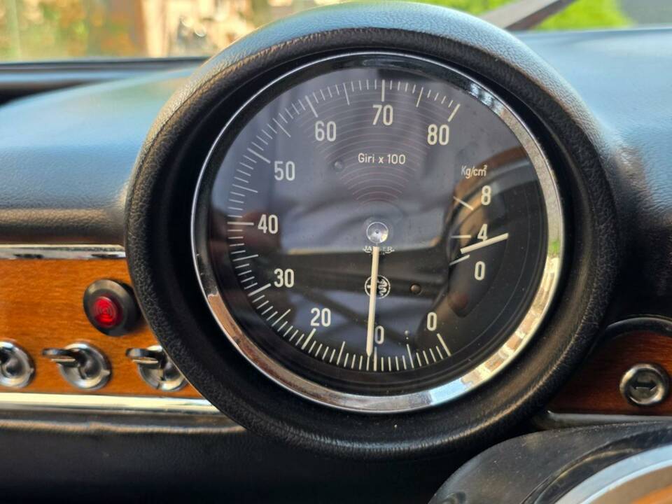 Image 14/45 of Alfa Romeo Giulia GT 1300 Junior (1973)