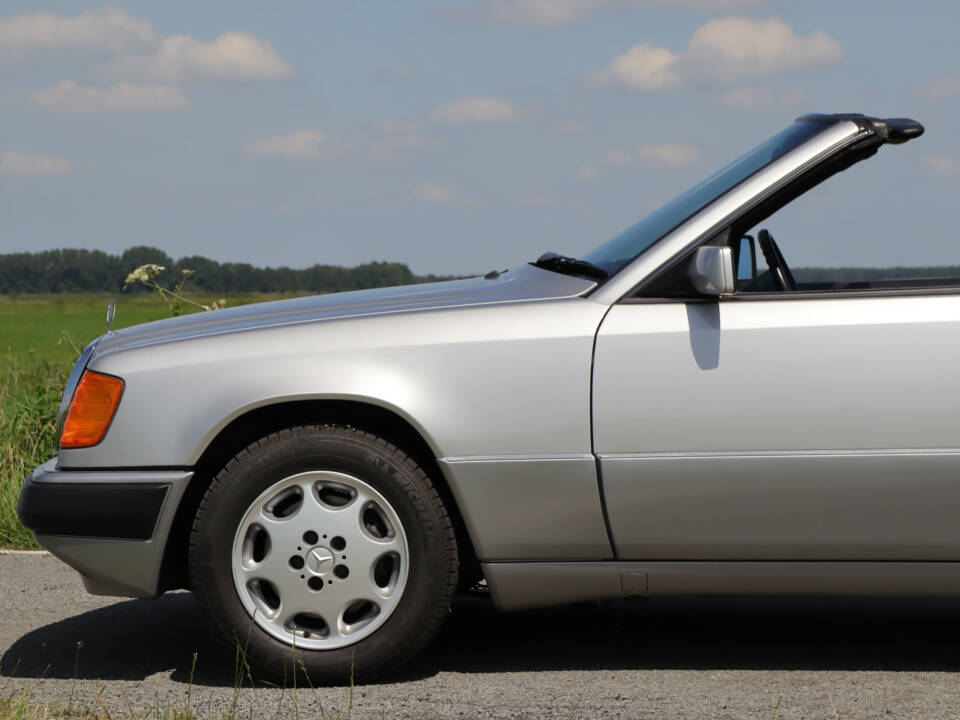 Afbeelding 22/39 van Mercedes-Benz 300 CE-24 (1992)