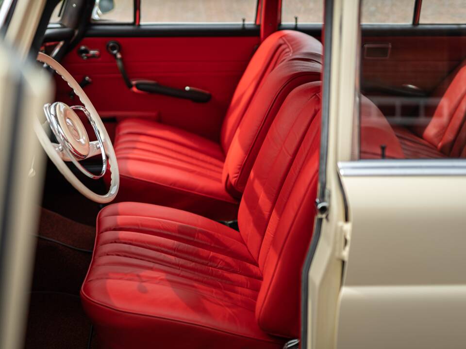 Image 23/42 of Mercedes-Benz 220 SE b (1965)