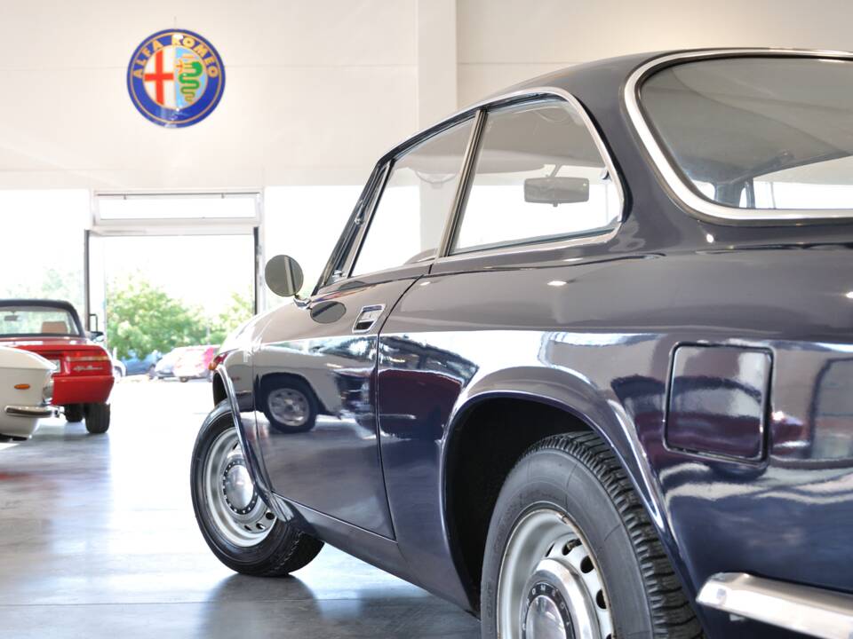 Bild 8/30 von Alfa Romeo Giulia GT 1300 Junior (1971)