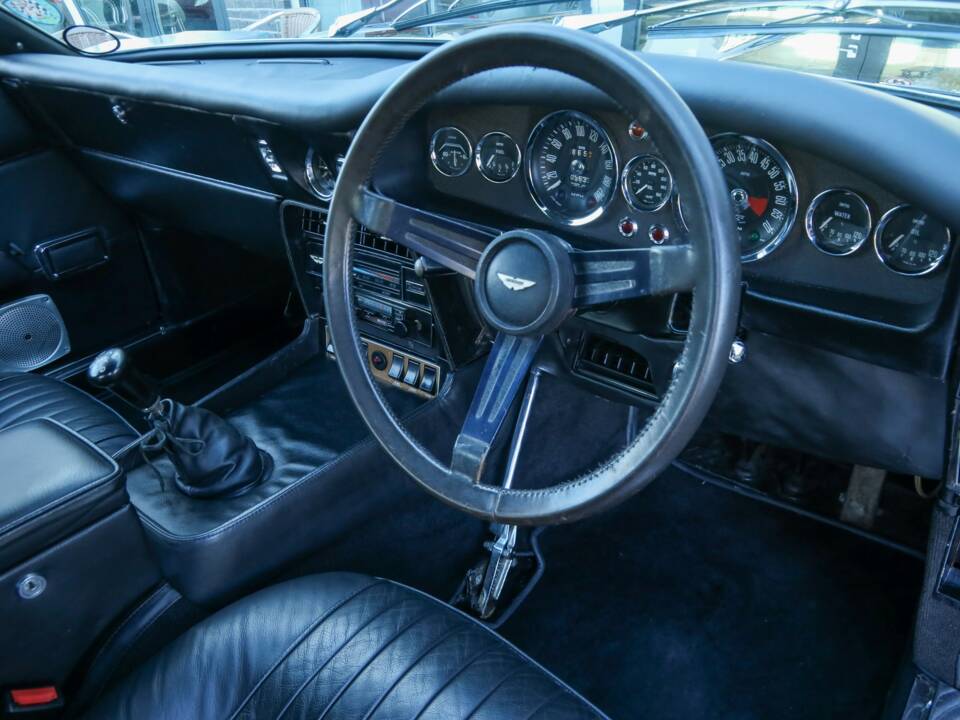 Image 44/50 of Aston Martin DBS V8 (1972)