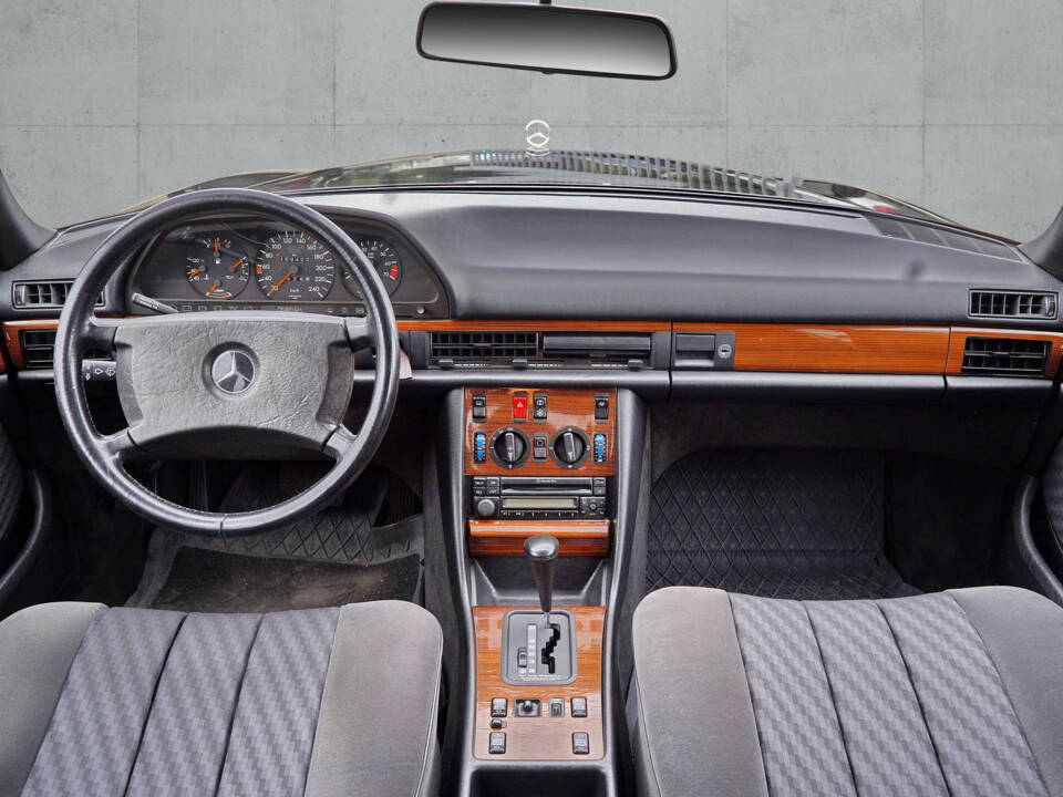 Immagine 9/23 di Mercedes-Benz 300 SE (1990)