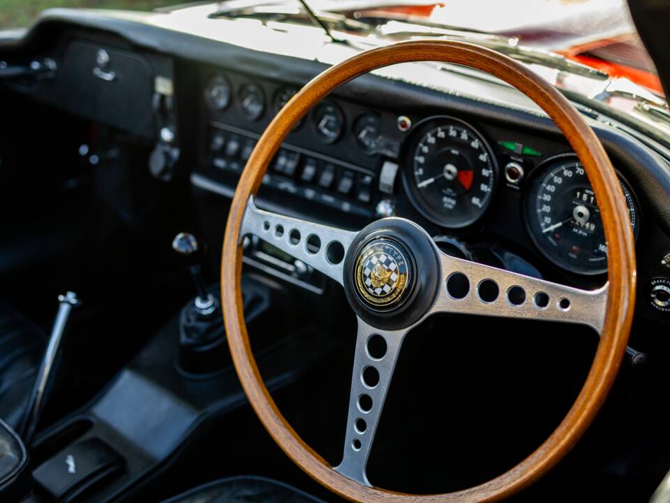 Image 34/50 de Jaguar E-Type (1969)