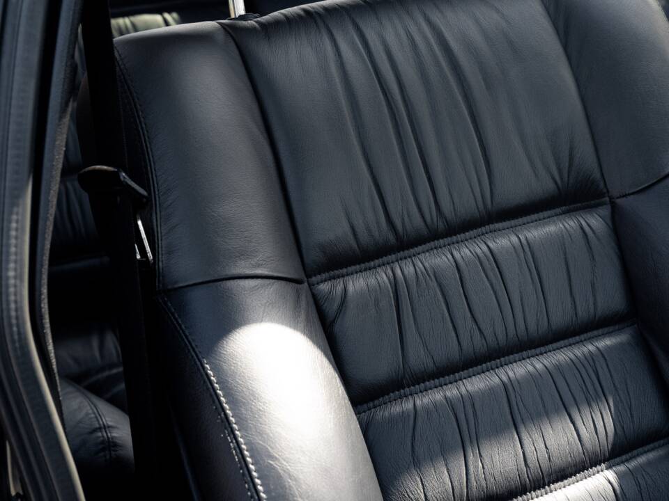 Image 29/75 of Lotus Carlton (1991)