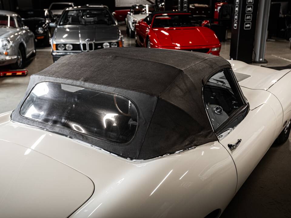 Image 53/53 de Jaguar E-Type (1970)