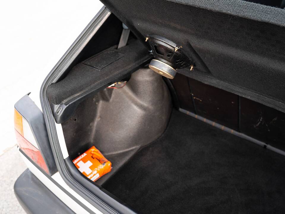 Image 42/48 de Volkswagen Golf Mk II GTi 16V 1.8 (1990)