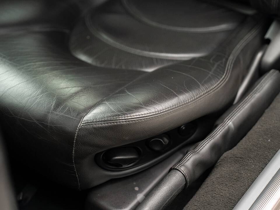 Bild 25/37 von Jaguar XKR (2001)