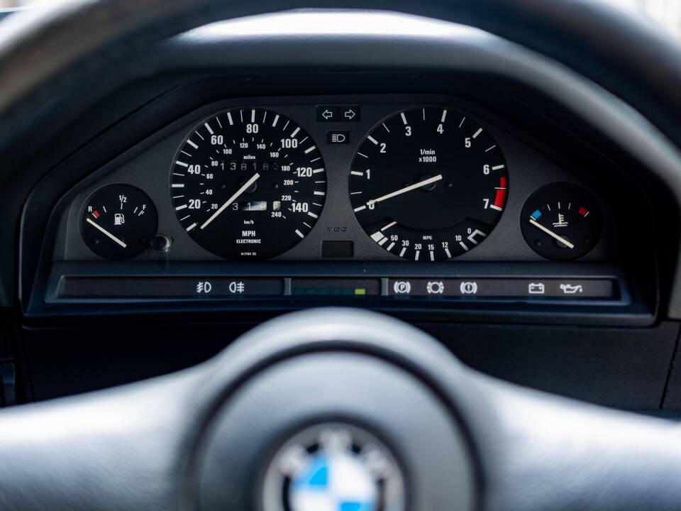 Bild 36/47 von BMW 320i (1990)