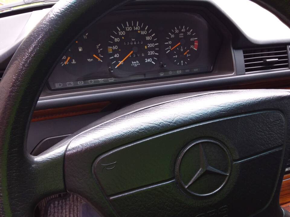 Image 14/16 of Mercedes-Benz 300 CE (1992)