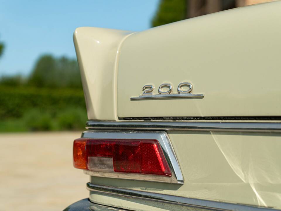 Image 19/50 of Mercedes-Benz 200 (1966)