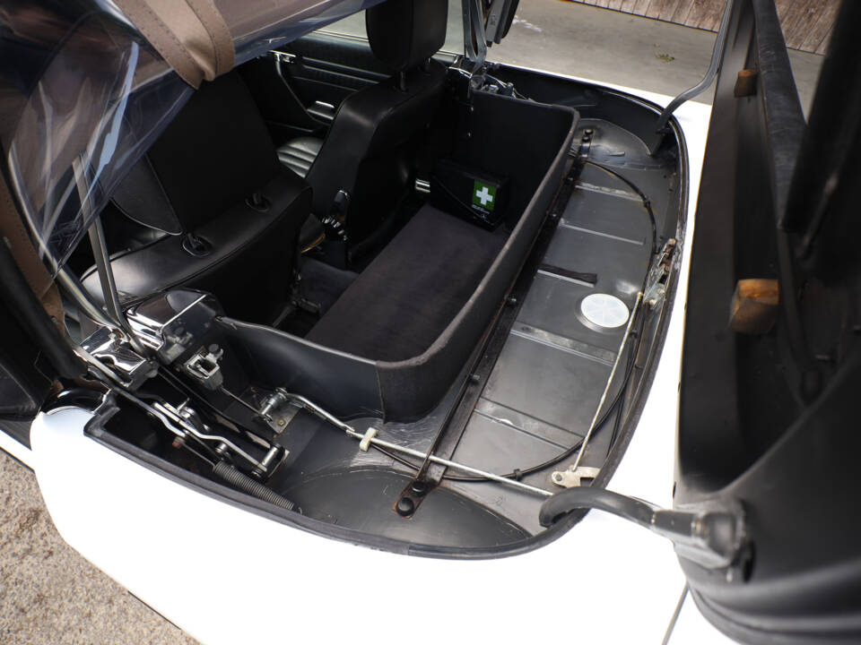 Image 25/85 of Mercedes-Benz 560 SL (1986)
