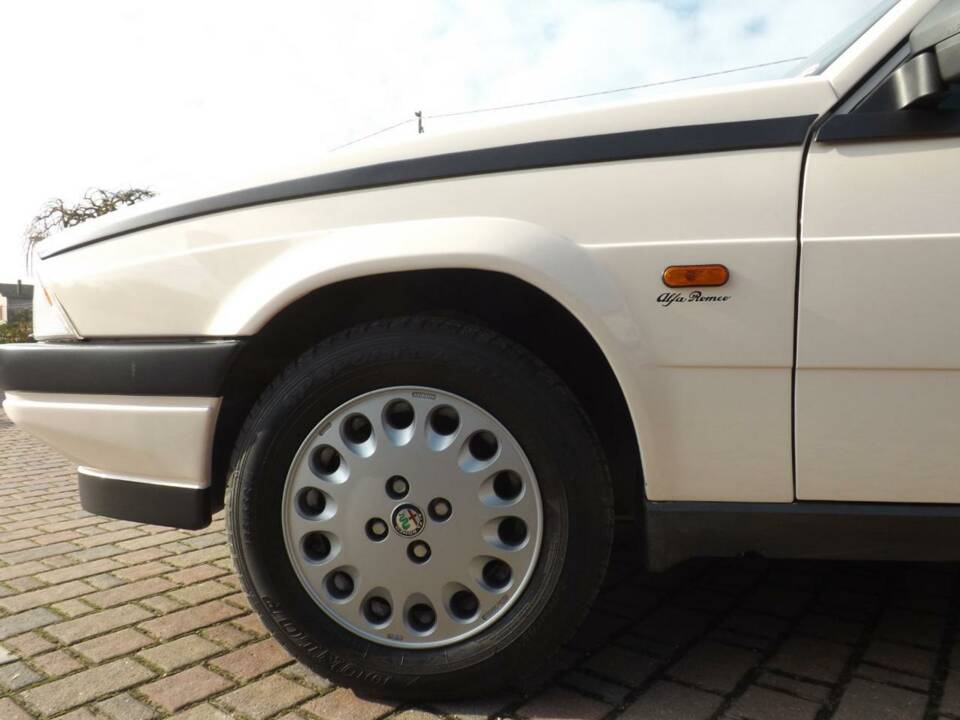 Imagen 27/50 de Alfa Romeo 75 2.0 (1986)
