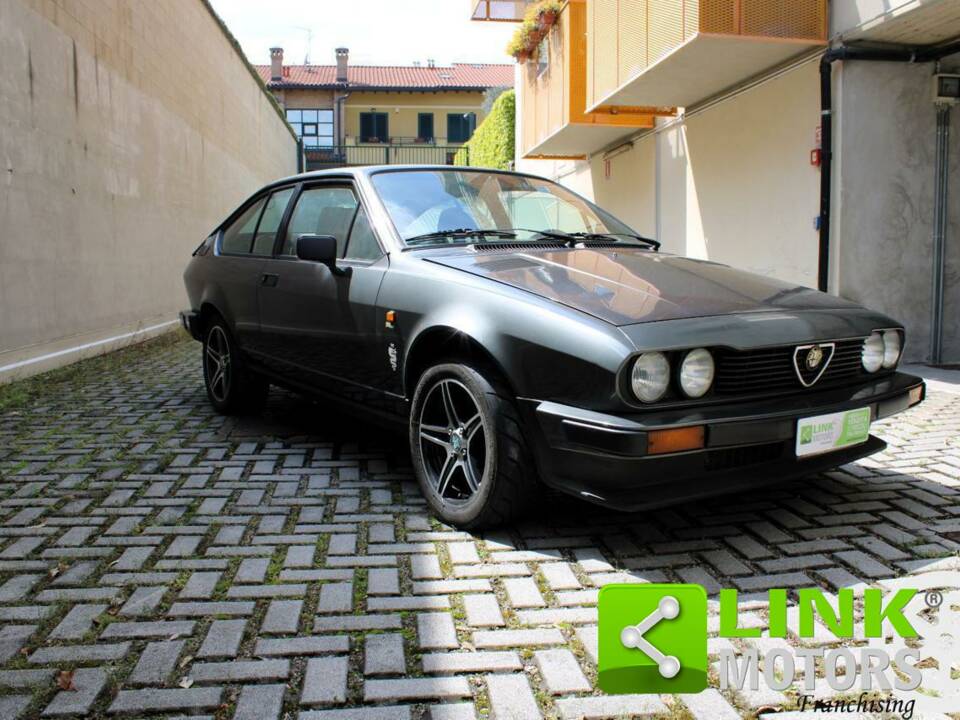 Image 4/10 de Alfa Romeo GTV 2.0 (1986)