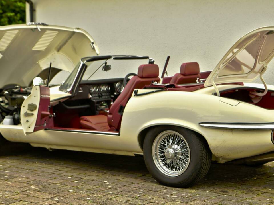 Immagine 26/50 di Jaguar E-Type V12 (1974)