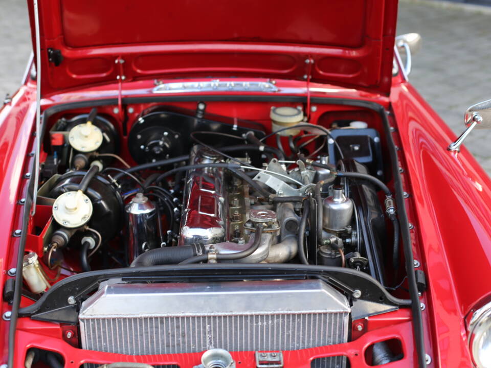 Image 28/67 of MG MGC GT (1969)