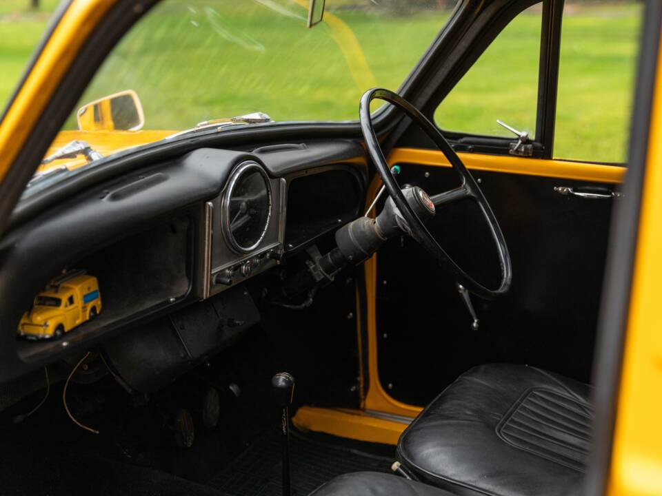 Image 27/50 of Morris Minor Van (1971)