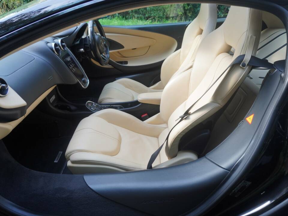 Image 14/16 of McLaren 570GT (2017)
