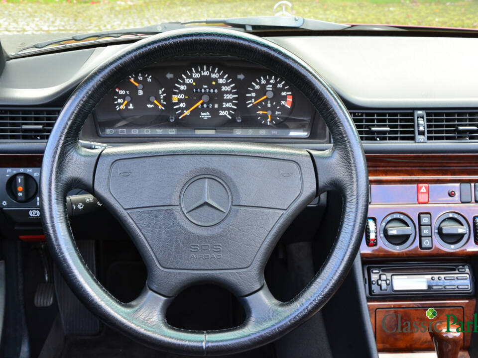 Image 37/50 de Mercedes-Benz E 200 (1995)