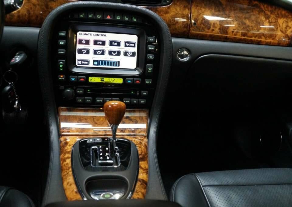 Image 9/50 of Jaguar XJ 8 4.2 (2007)