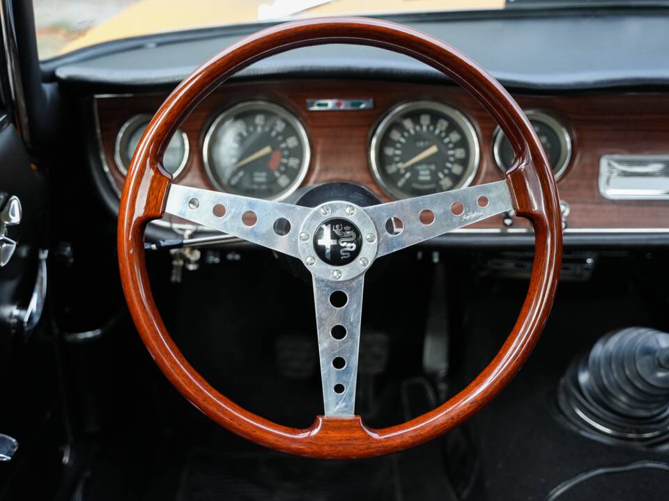 Image 21/38 of Alfa Romeo Giulia GT 1300 Junior (1968)