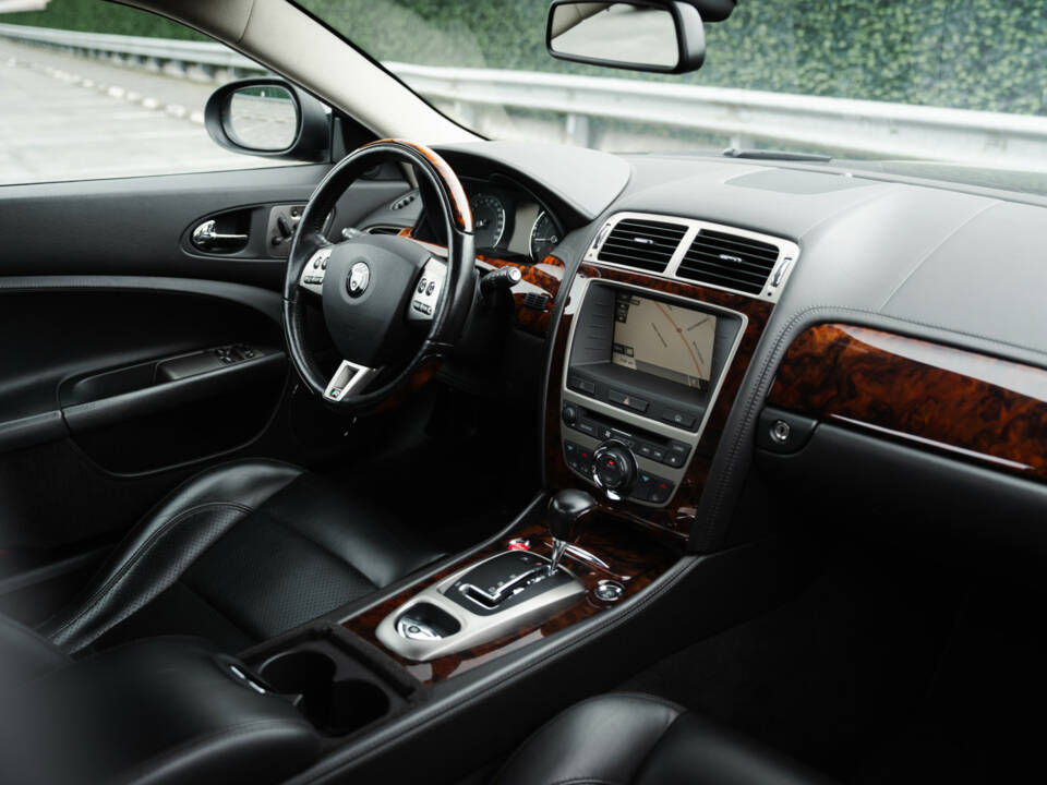 Image 31/33 of Jaguar XKR (2008)