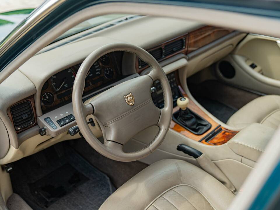 Afbeelding 28/50 van Jaguar XJ6 3.2 (1995)