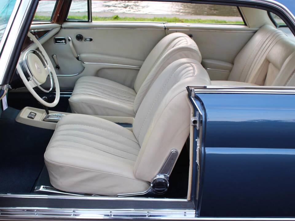 Image 13/27 de Mercedes-Benz 280 SE 3,5 (1971)