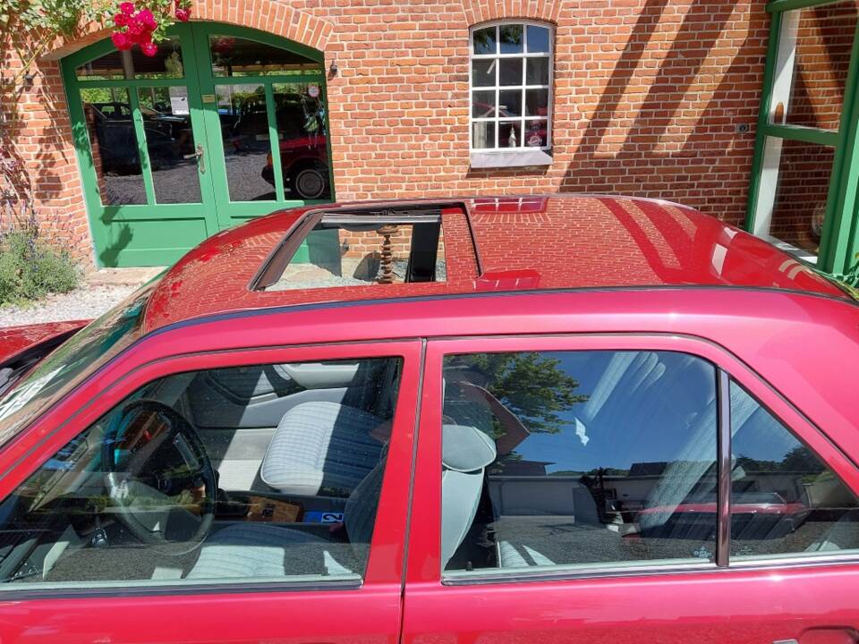 Image 9/15 of Mercedes-Benz 230 E (1990)
