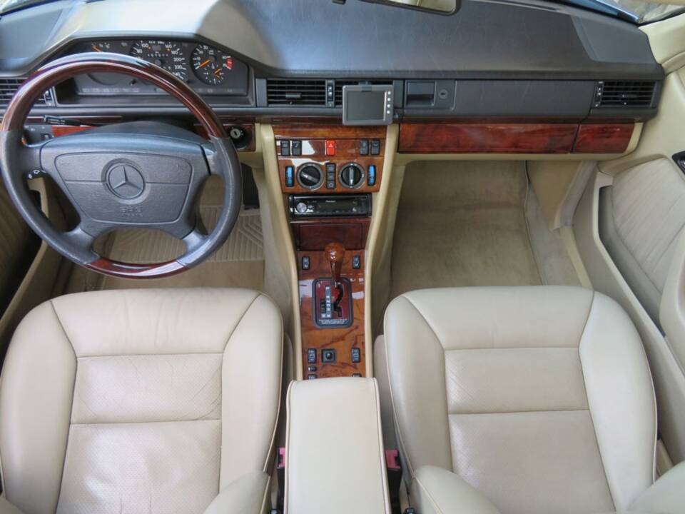 Bild 5/12 von Mercedes-Benz 300 CE (1990)