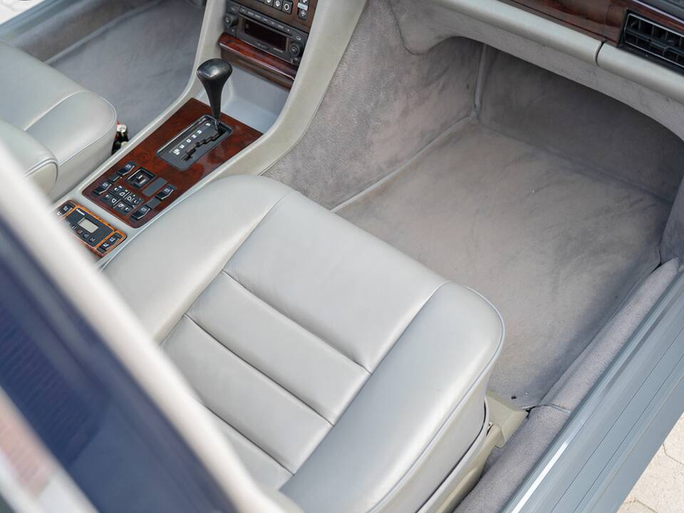 Image 37/72 de Mercedes-Benz 500 SEL (1984)