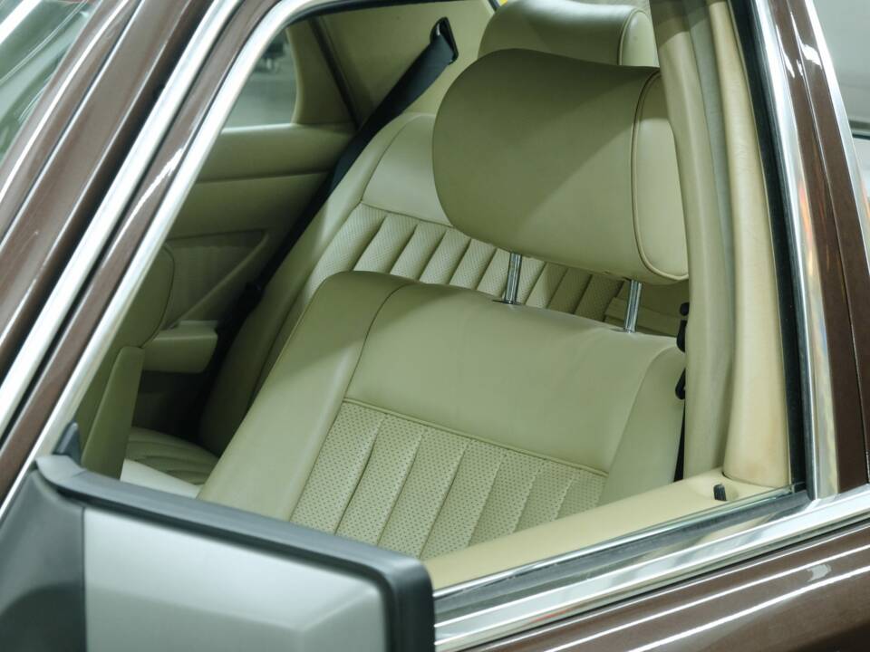 Bild 15/50 von Mercedes-Benz 380 SE (1984)