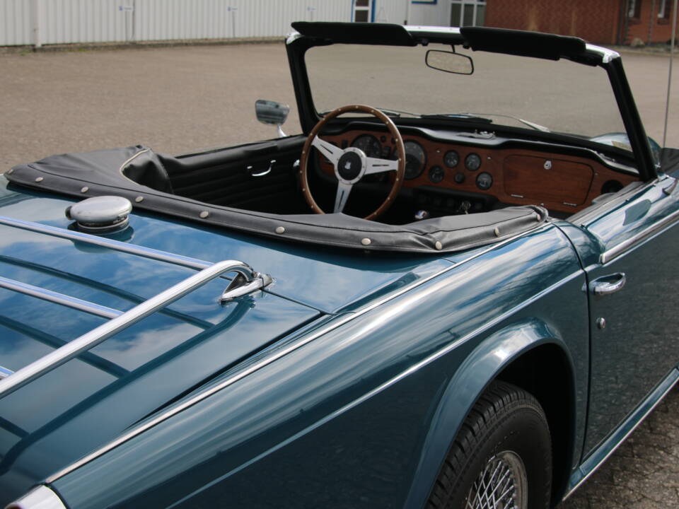 Image 31/74 of Triumph TR 250 (1968)