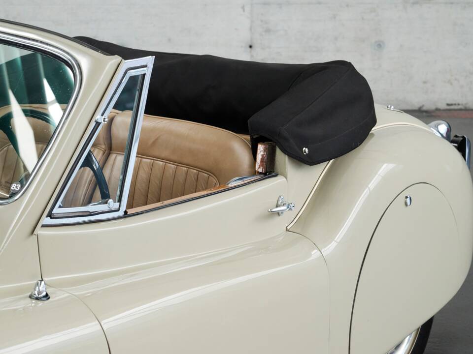 Image 6/50 de Jaguar XK 120 DHC (1953)