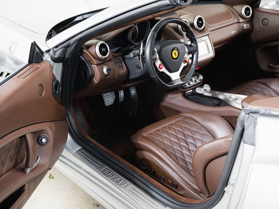 Image 13/48 de Ferrari California (2010)
