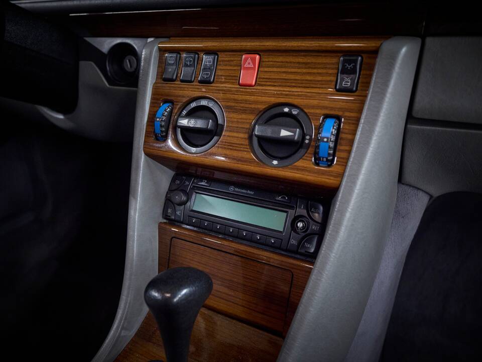 Image 92/100 of Mercedes-Benz 230 TE (1990)
