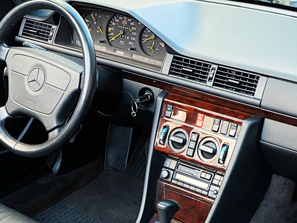 Image 23/74 of Mercedes-Benz E 320 (1997)
