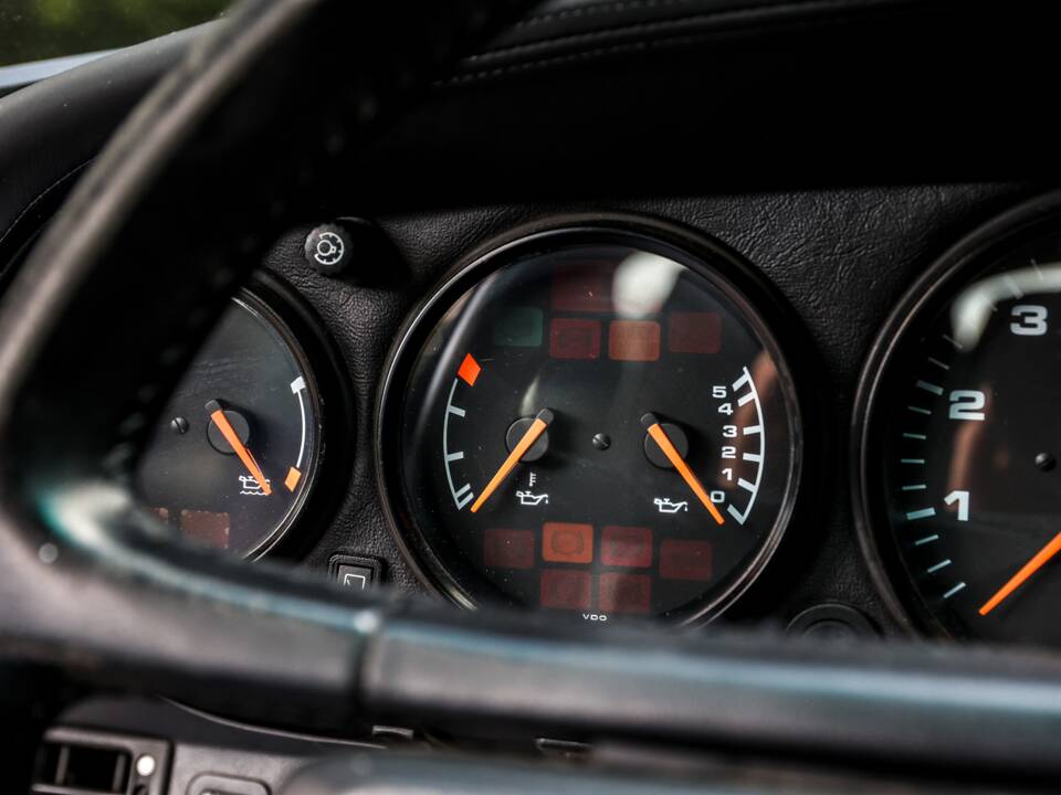 Bild 27/41 von Porsche 911 Carrera 2 (1990)