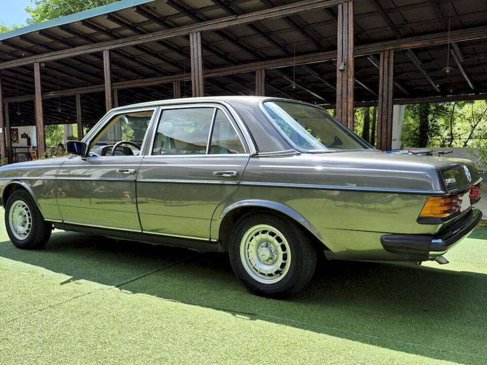 Image 18/71 of Mercedes-Benz 240 D (1980)