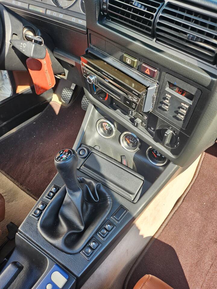 Immagine 37/67 di BMW 320i (1990)