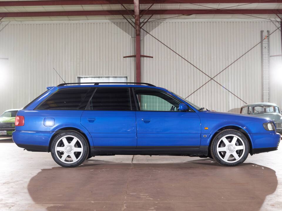 Image 22/113 of Audi S6 Plus Avant (1996)