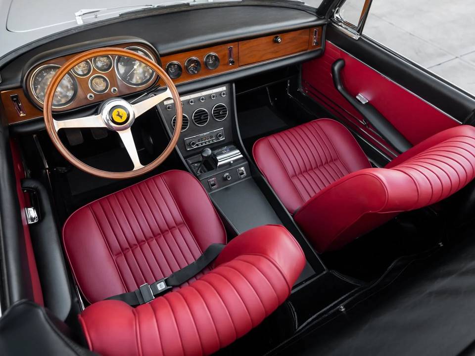 Afbeelding 47/50 van Ferrari 330 GTS (1968)
