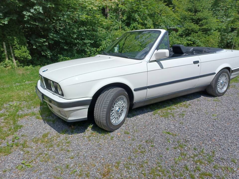 Image 2/55 of BMW 320i (1991)