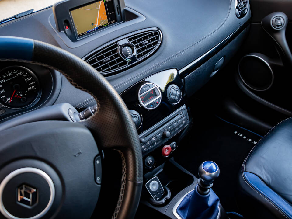 Image 19/40 of Renault Clio Gordini R.S. (2012)
